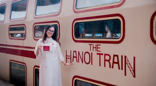 ハノイ2階建て観光列車